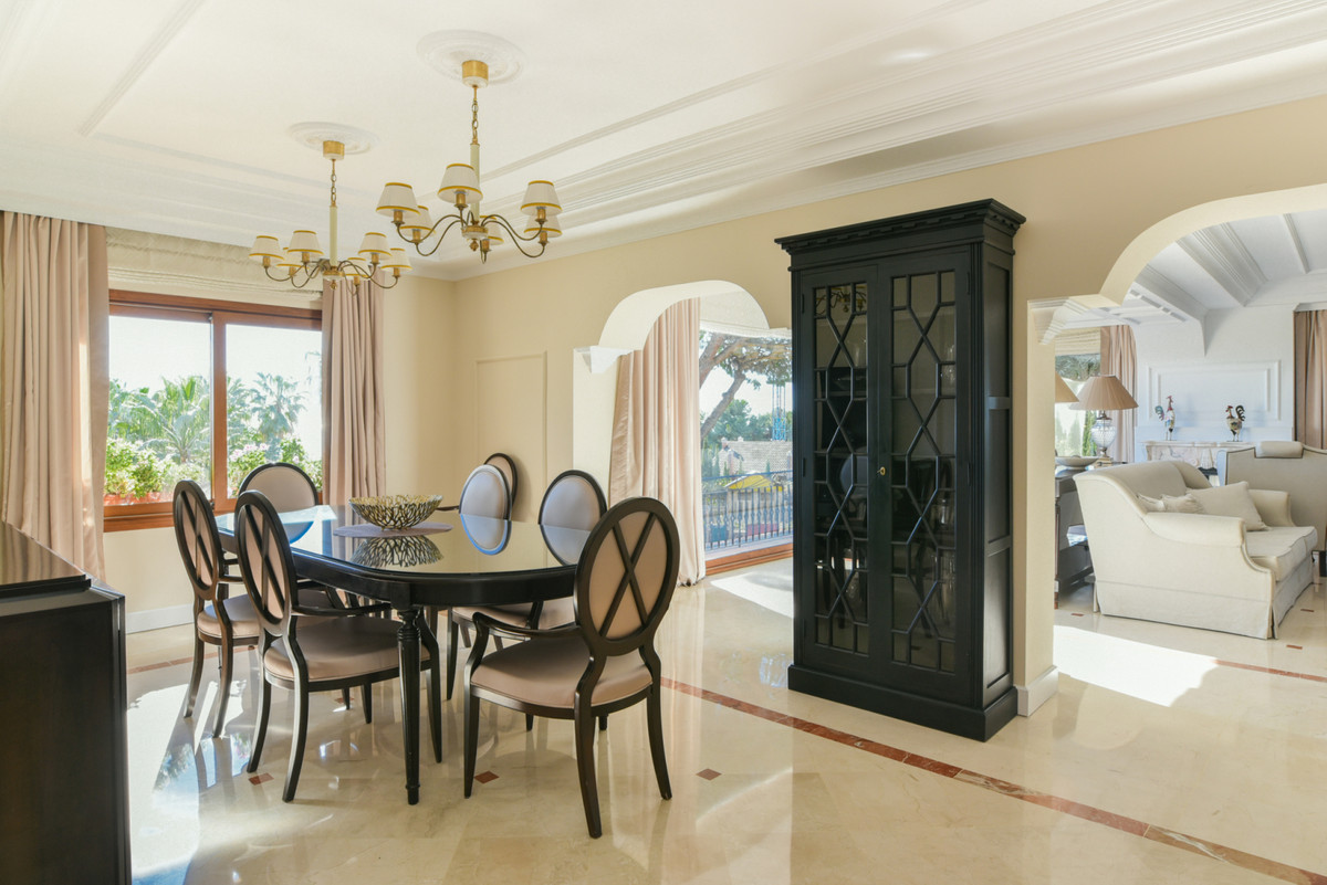 5 Bedroom Villa in Marbella - Photo 8