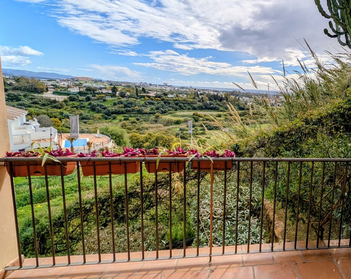 2 Bedroom Apartment in Benahavís - Photo 6