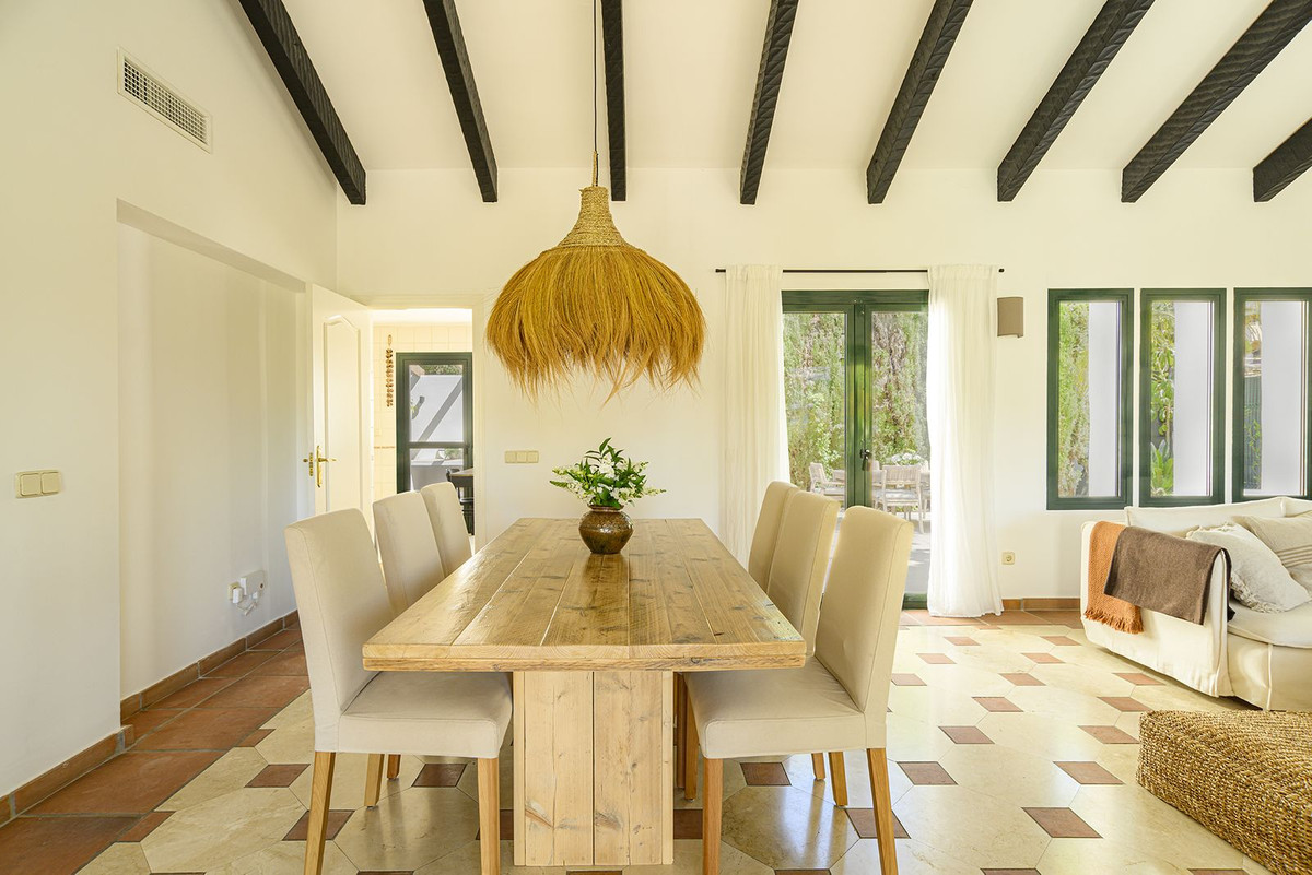 4 Bedroom Villa in Estepona - Photo 7