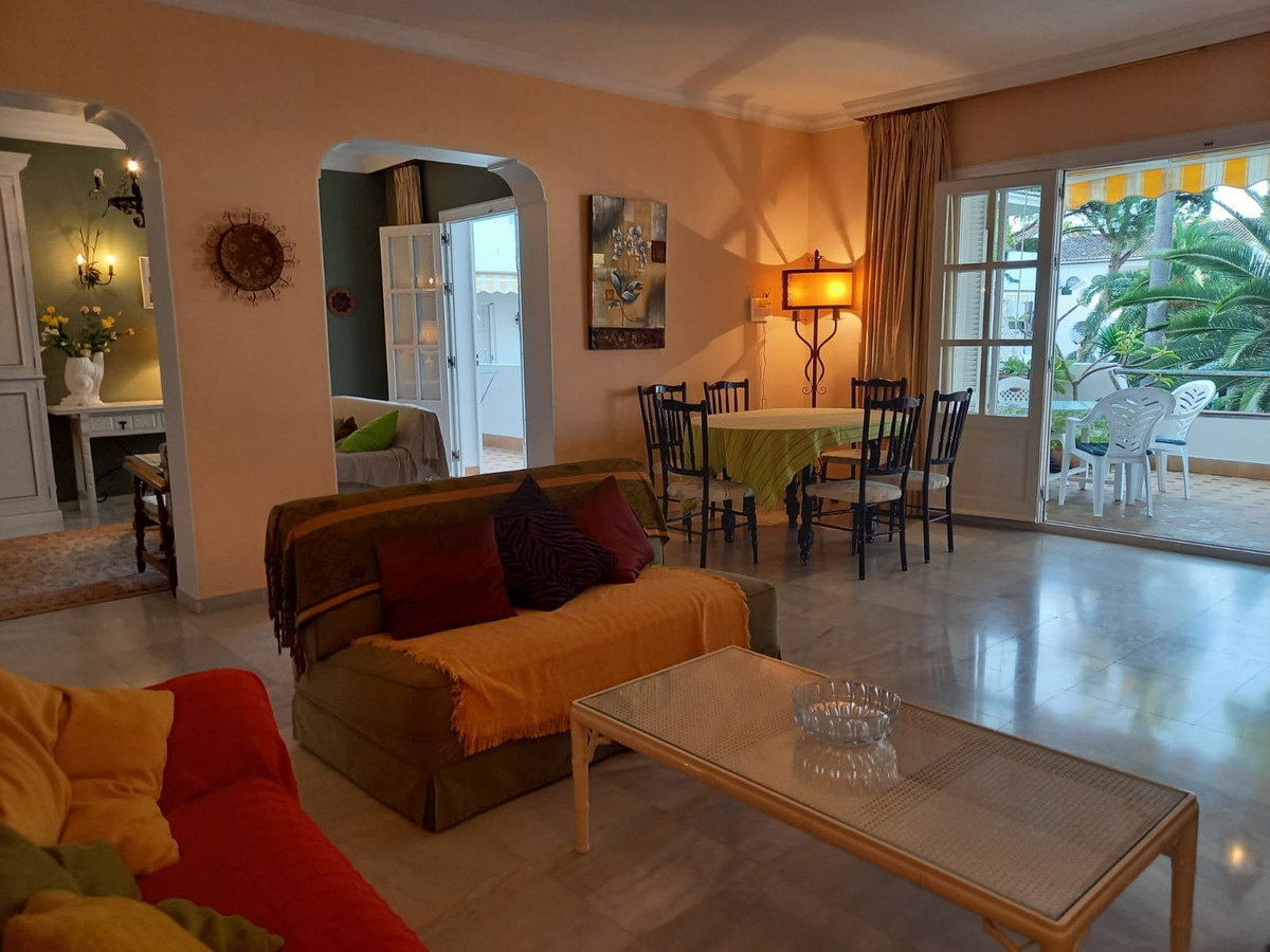 3 Bedroom Apartment in Estepona - Photo 10