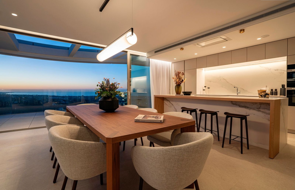 4 Bedroom Penthouse in Benahavís - Photo 18