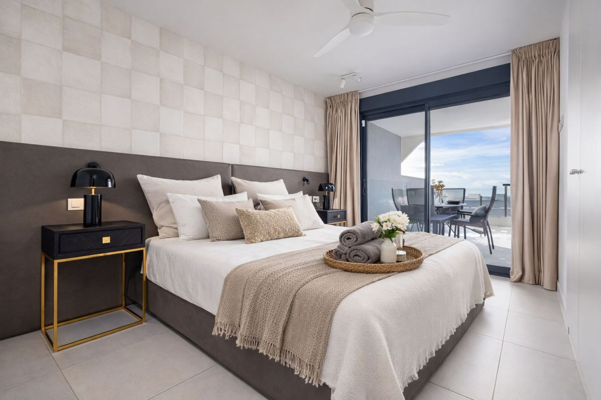2 Bedroom Penthouse in Estepona - Photo 9