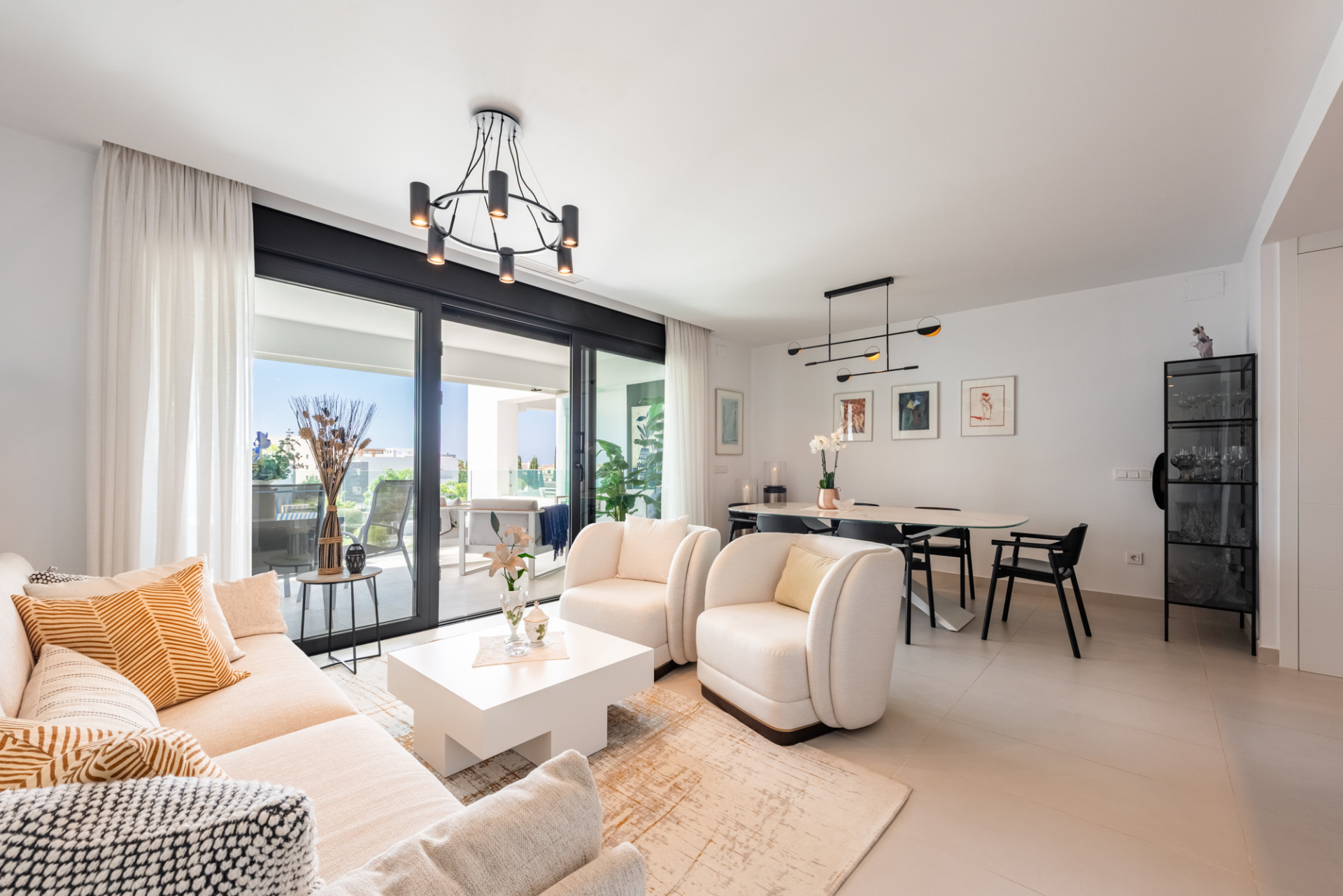 3 Bedroom Apartment in Estepona - Photo 3
