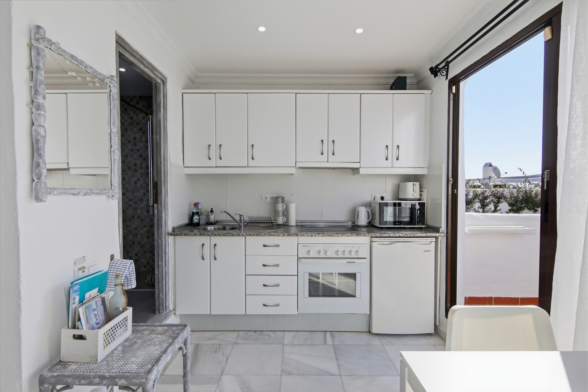 1 Bedroom Apartment in Estepona - Photo 3