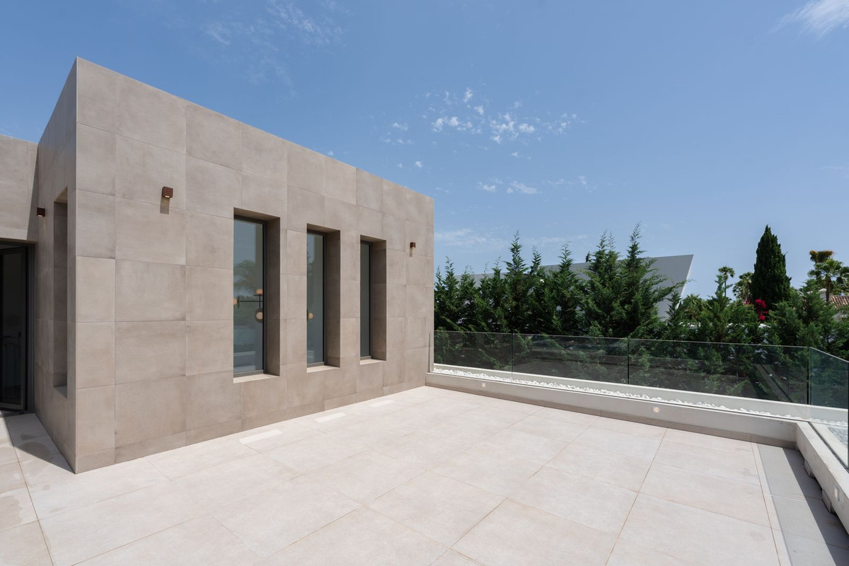 4 Bedroom Villa in Marbella - Photo 7