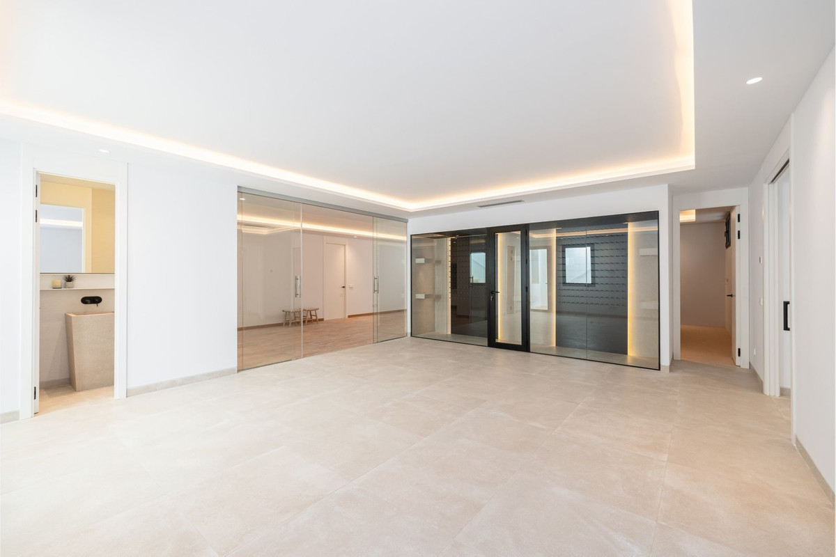 4 Bedroom Villa in Marbella - Photo 11