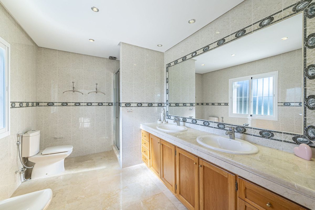7 Bedroom Villa in Marbella - Photo 26