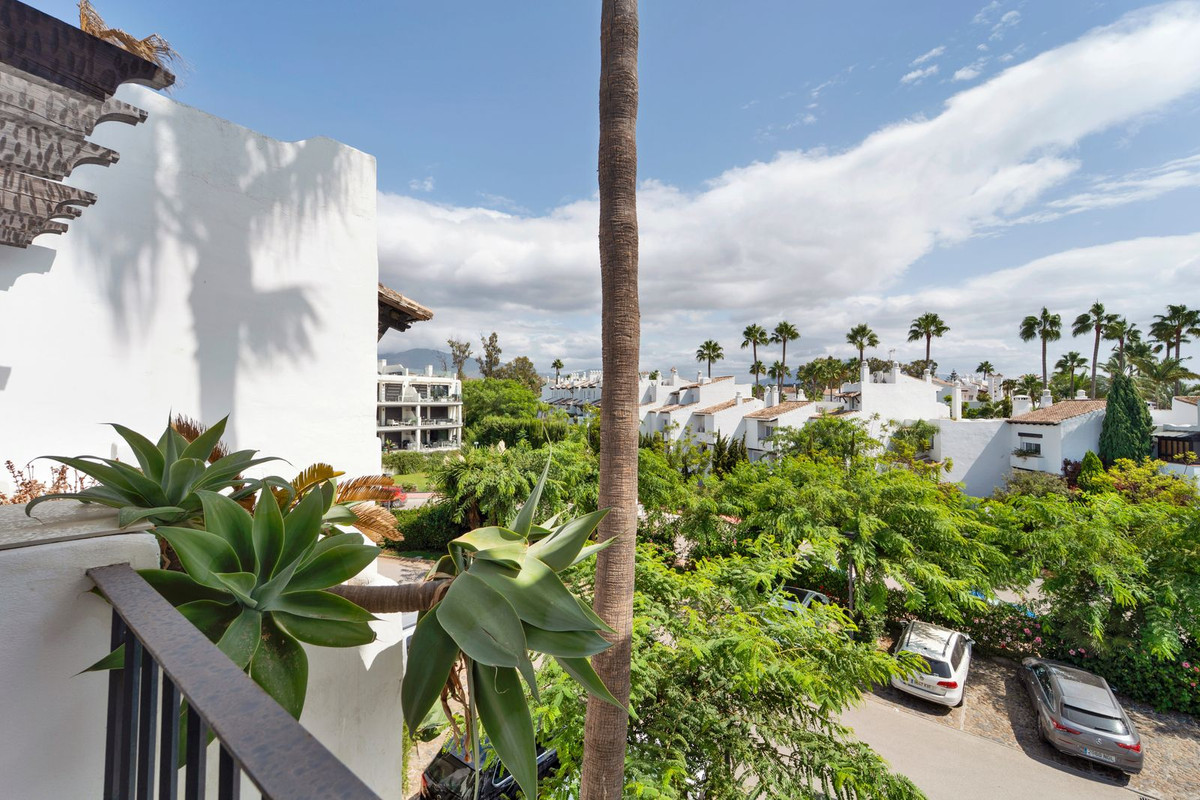 2 Bedroom Apartment in Estepona - Photo 18