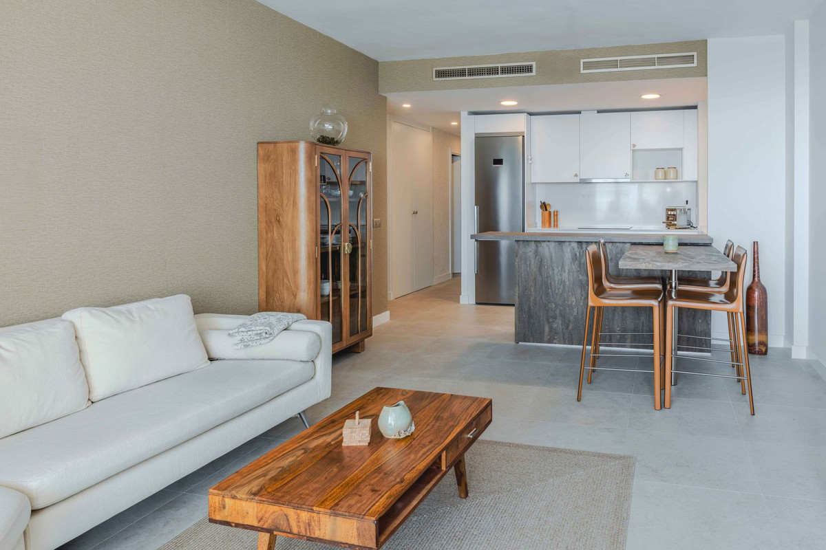 2 Bedroom Apartment in Benalmádena - Photo 4