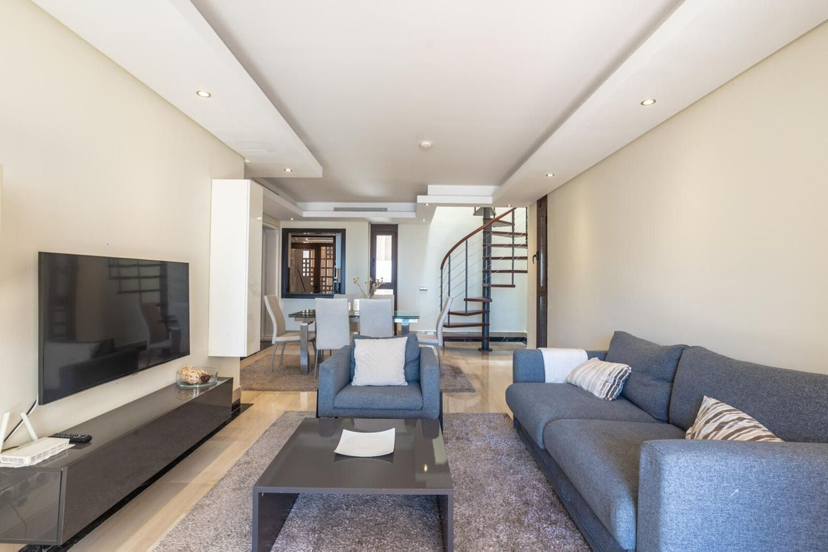 2 Bedroom Penthouse in Estepona - Photo 26