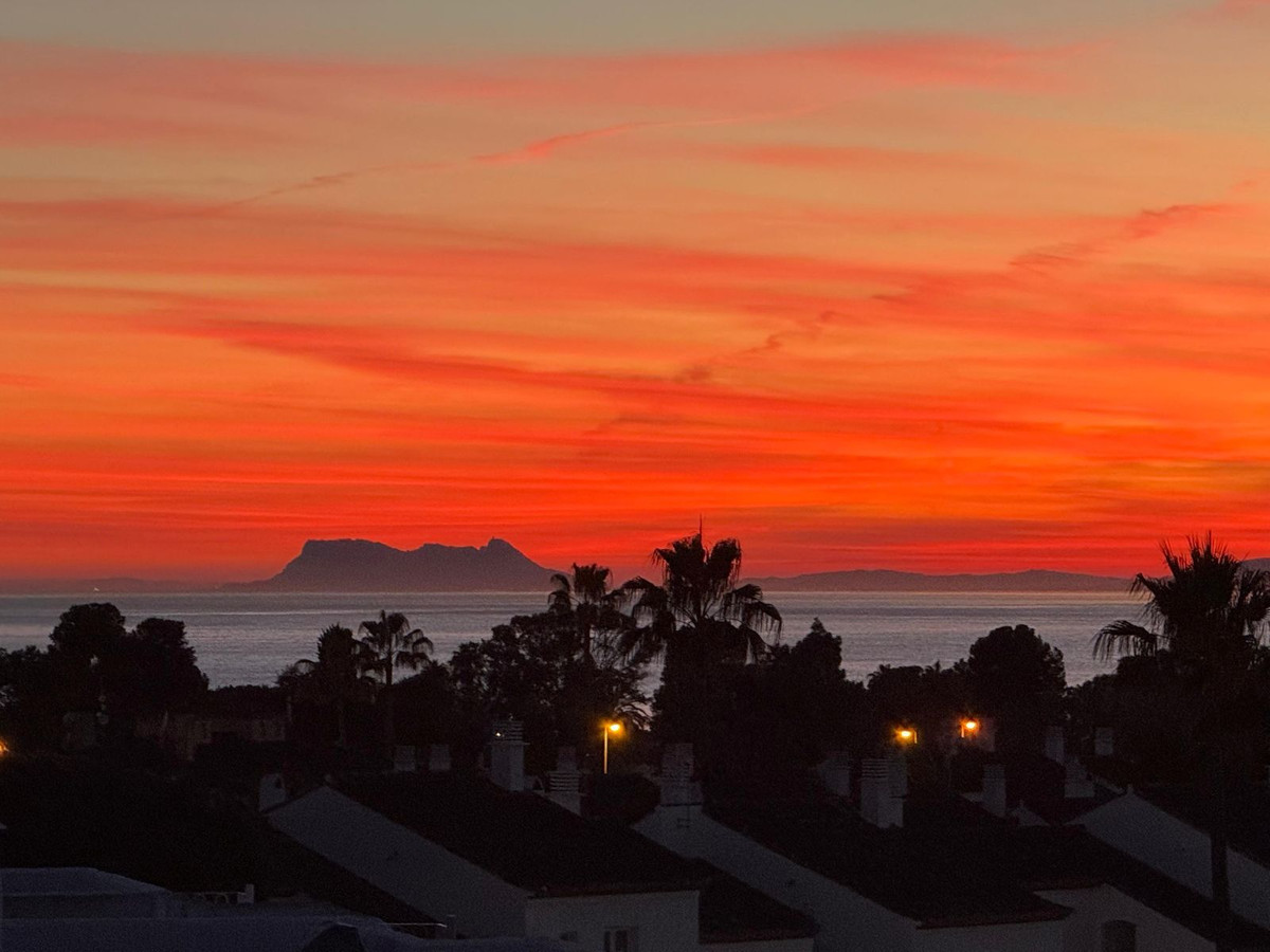 2 Bedroom Penthouse in Estepona - Photo 30