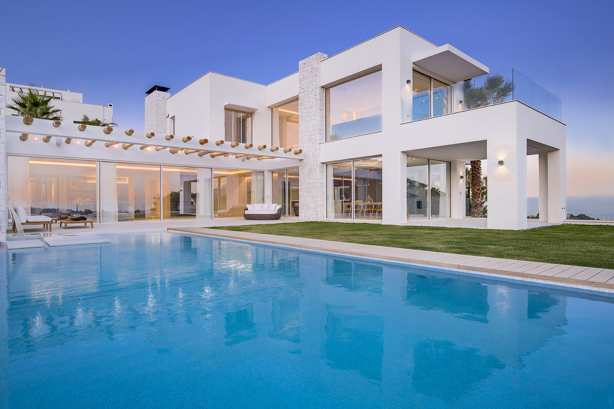 5 Bedroom Villa in Estepona - Photo 6