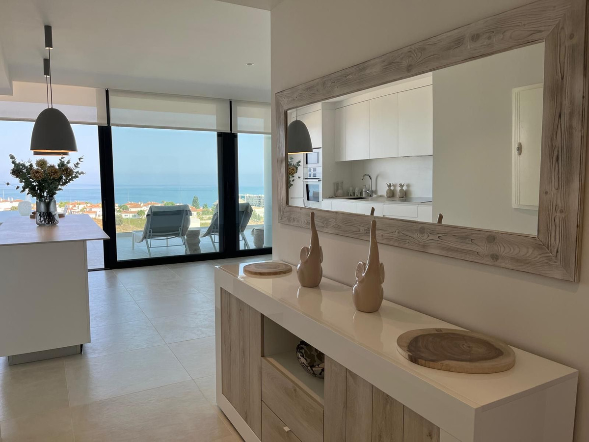 2 Bedroom Apartment in Benalmádena - Photo 20