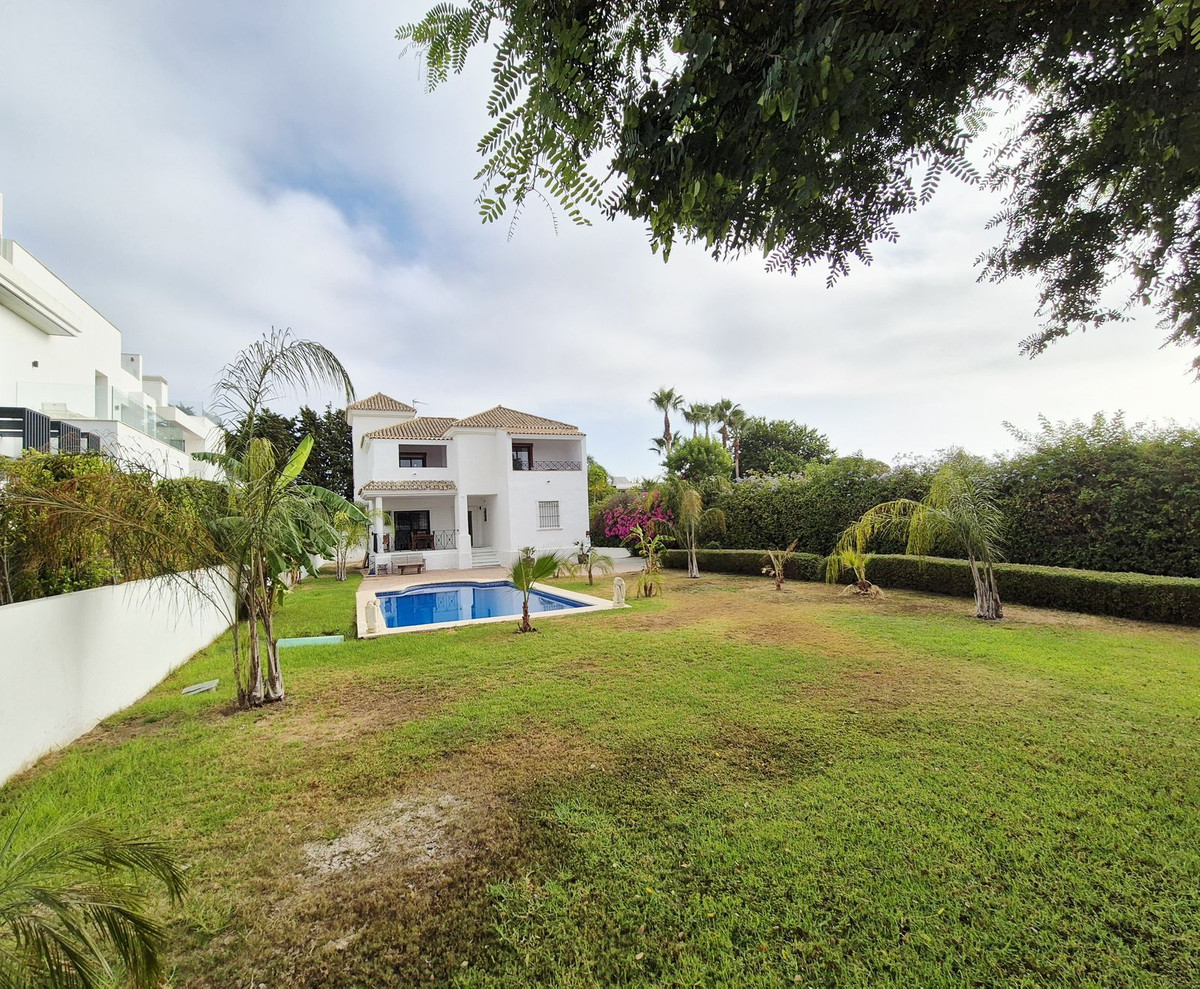 4 Bedroom Villa in San Pedro de Alcántara - Photo 3