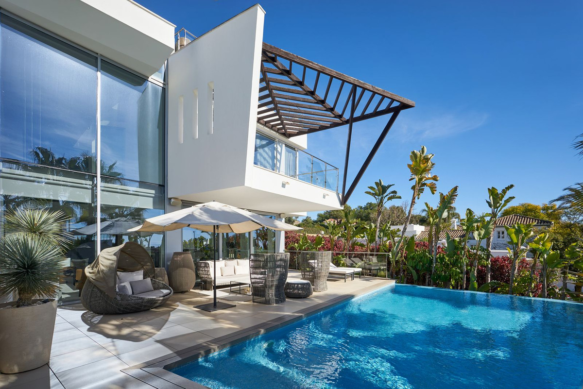 4 Bedroom Villa in Marbella - Photo 6