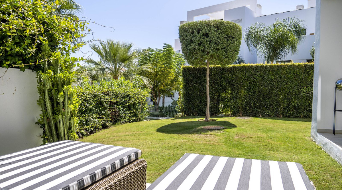 2 Bedroom Apartment in Estepona - Photo 10