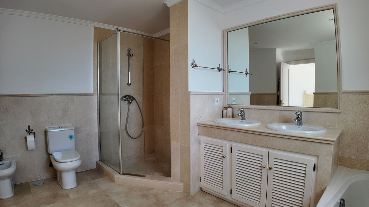 4 Bedroom Townhouse in Benahavís - Photo 45