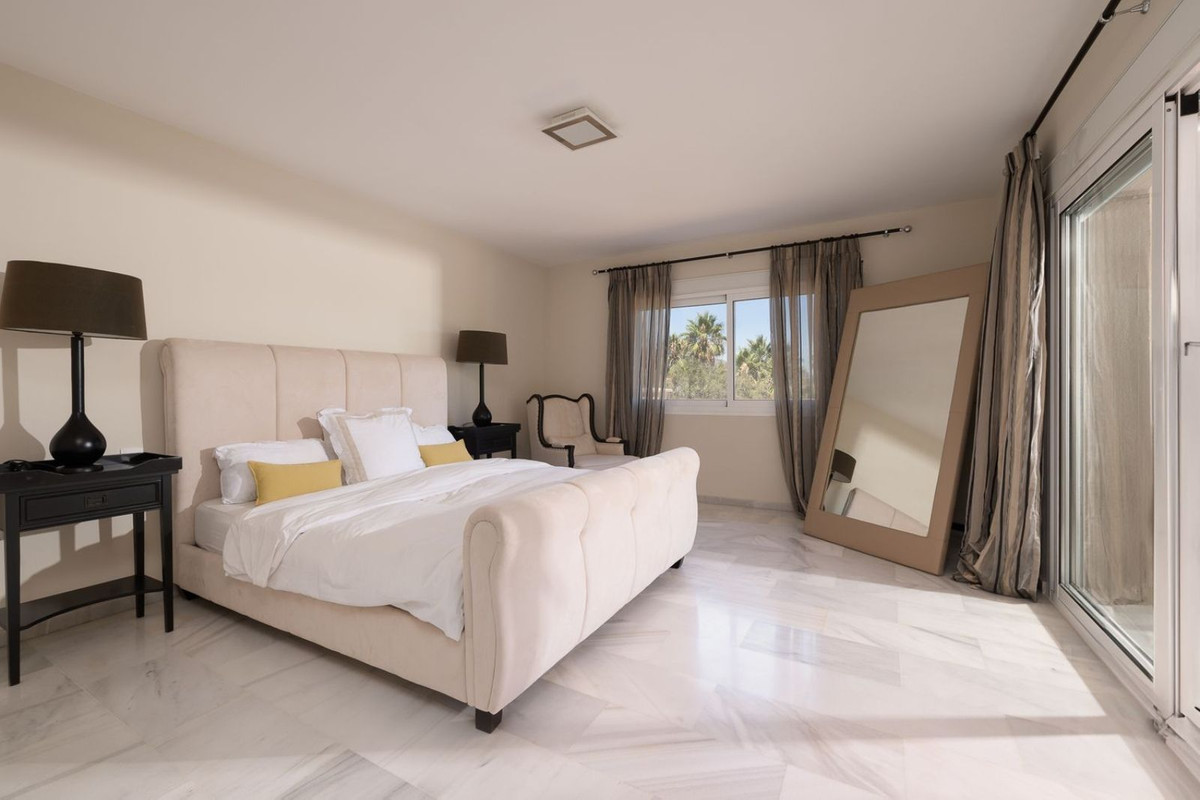 6 Bedroom Villa in Marbella - Photo 26