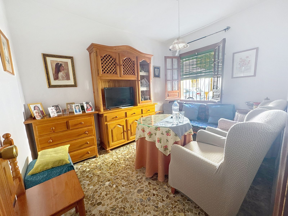5 Bedroom Townhouse in Estepona - Photo 2