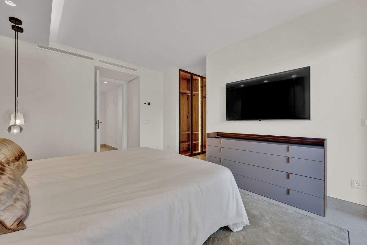 4 Bedroom Townhouse in Estepona - Photo 23