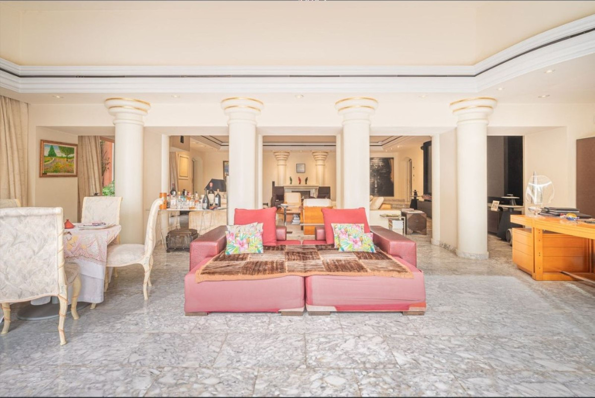 5 Bedroom Villa in Marbella - Photo 6