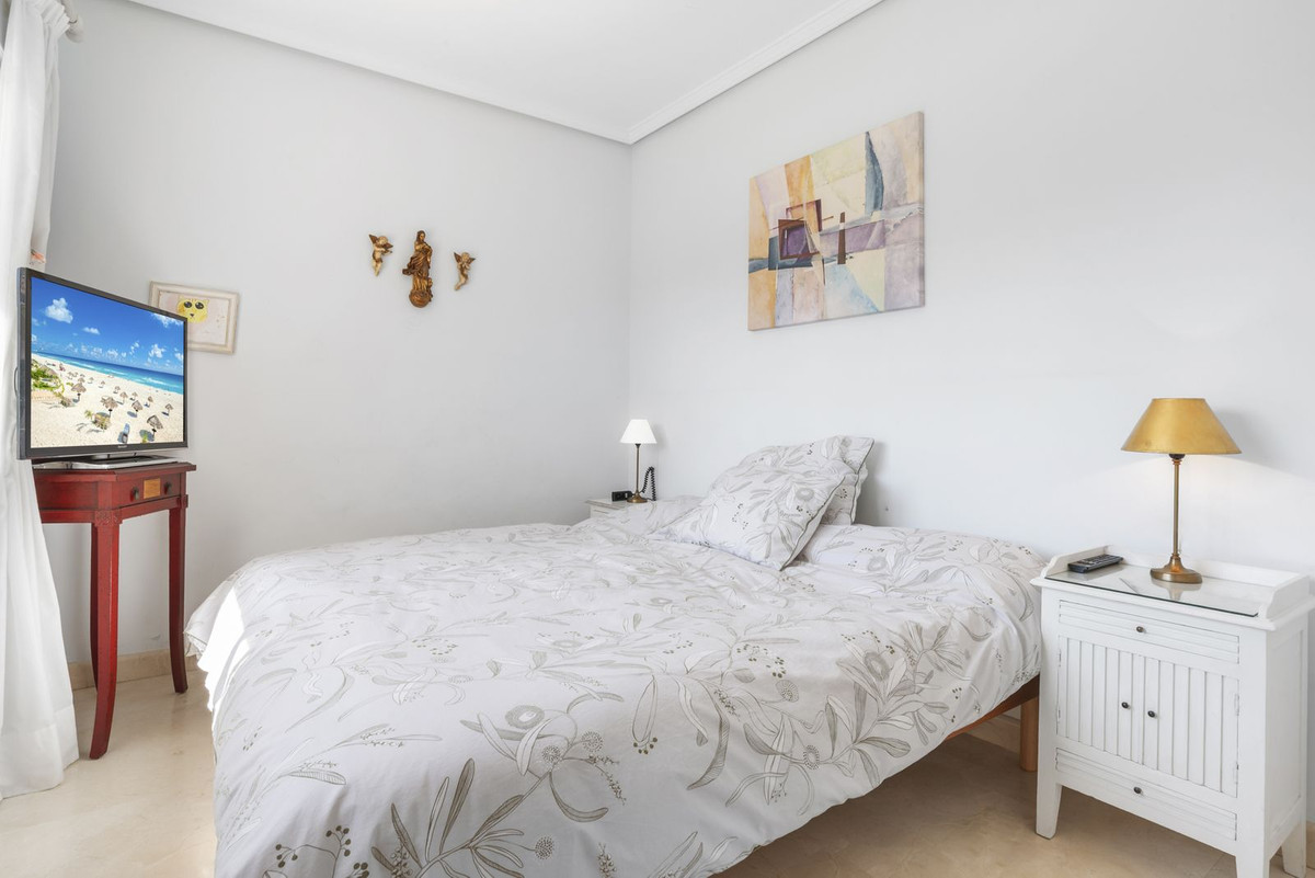 6 Bedroom Villa in Estepona - Photo 32