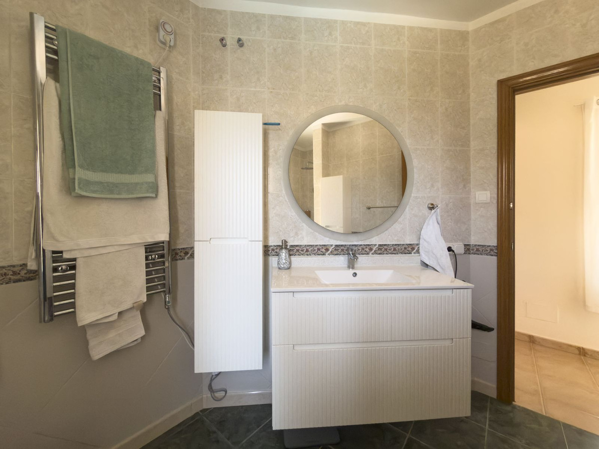 5 Bedroom Villa in Coín - Photo 35
