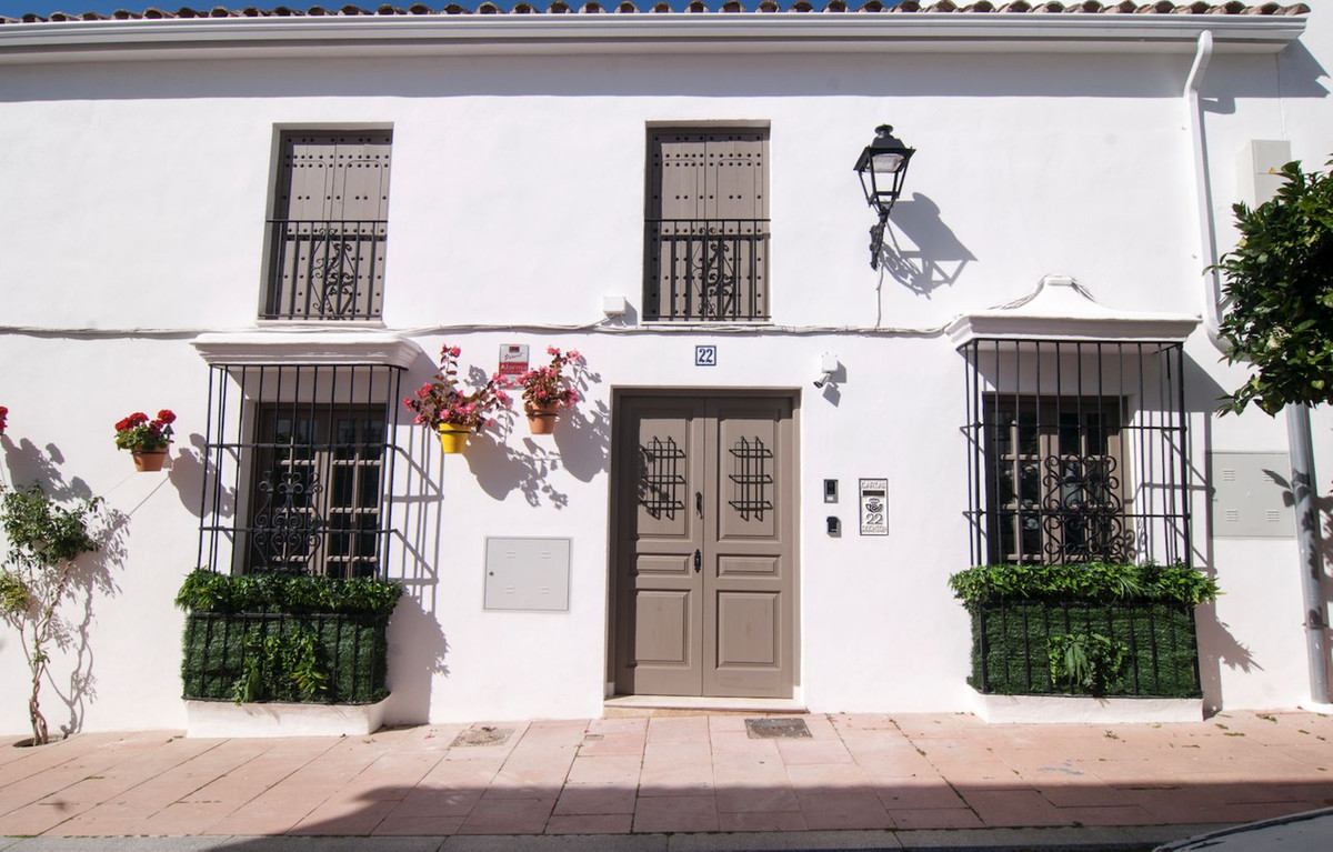 4 Bedroom Townhouse in Estepona - Photo 7