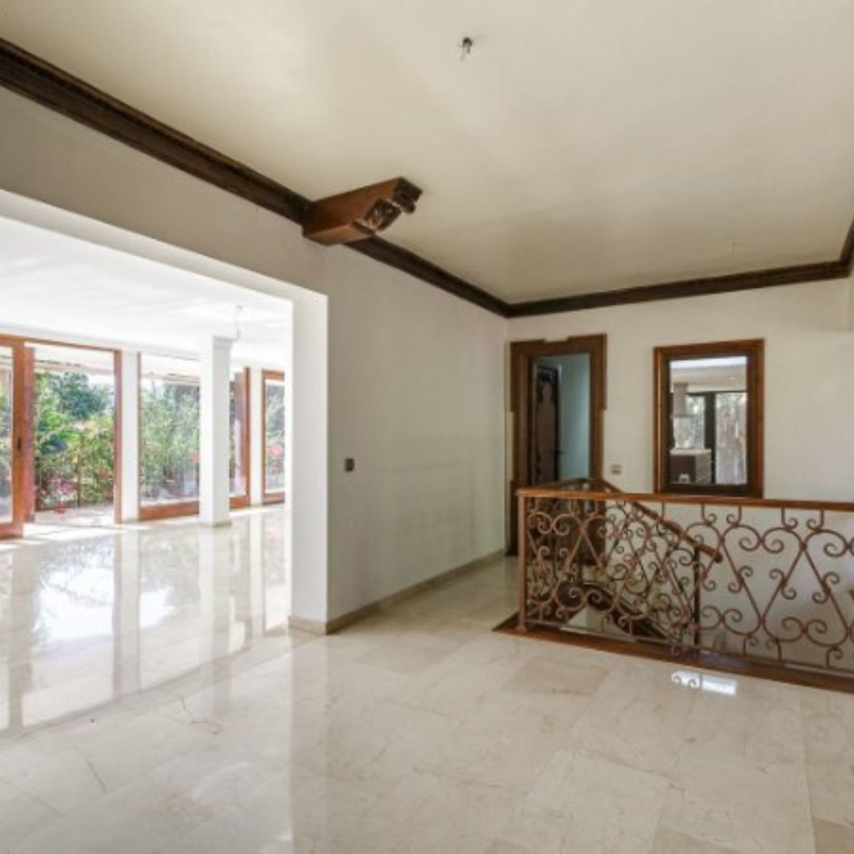 8 Bedroom Villa in Marbella - Photo 9