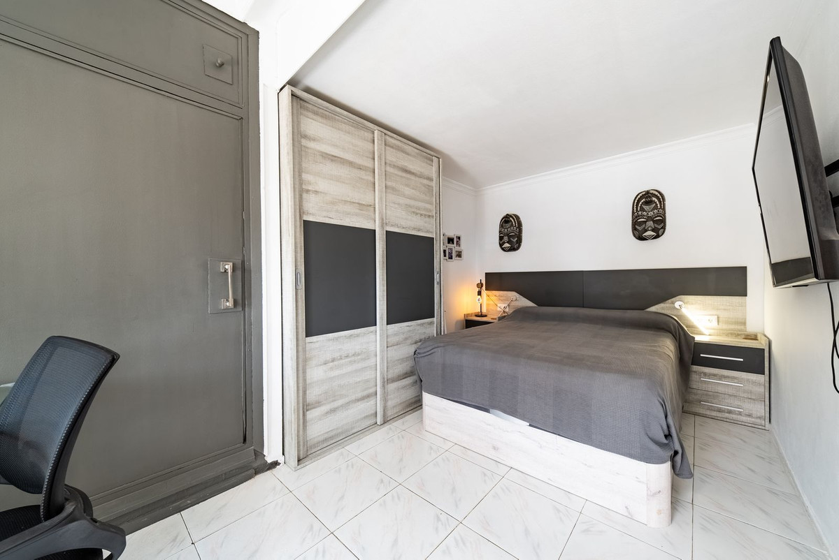 1 Bedroom Apartment in Marbella - Photo 5