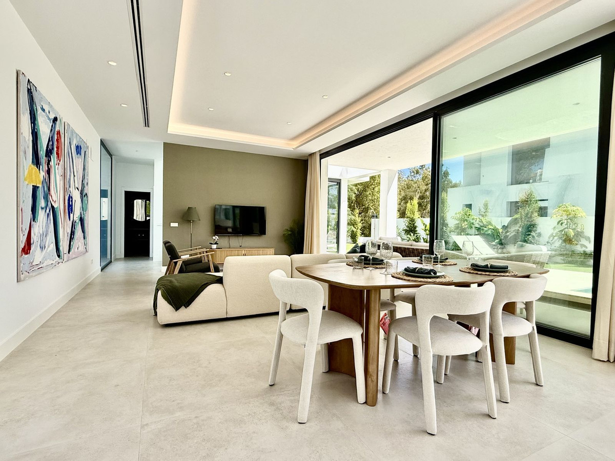 6 Bedroom Villa in Estepona - Photo 15