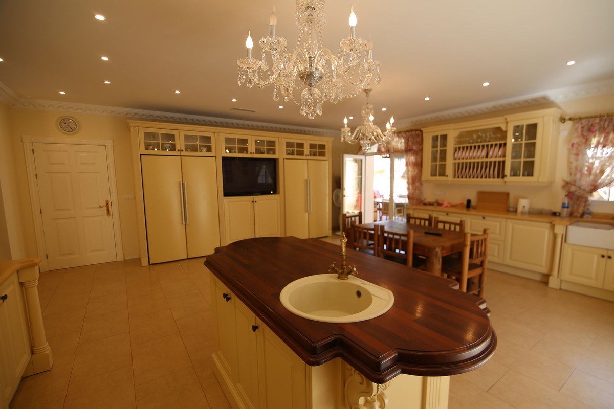 6 Bedroom Villa in Sotogrande - Photo 6