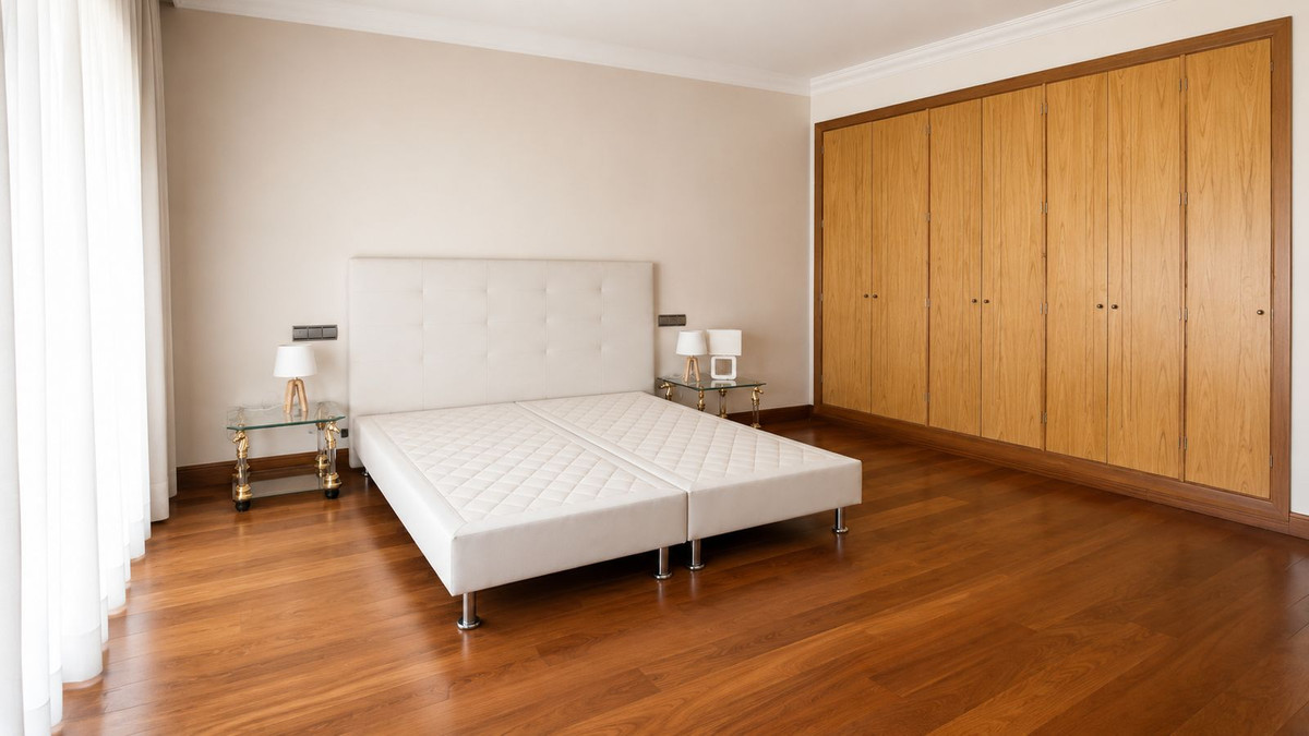Piso de 4 dormitorios con piscina en Málaga – Foto 24