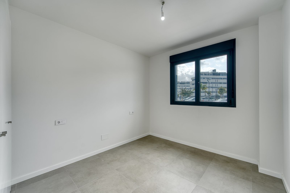 2 Bedroom Apartment in Torremolinos - Photo 7