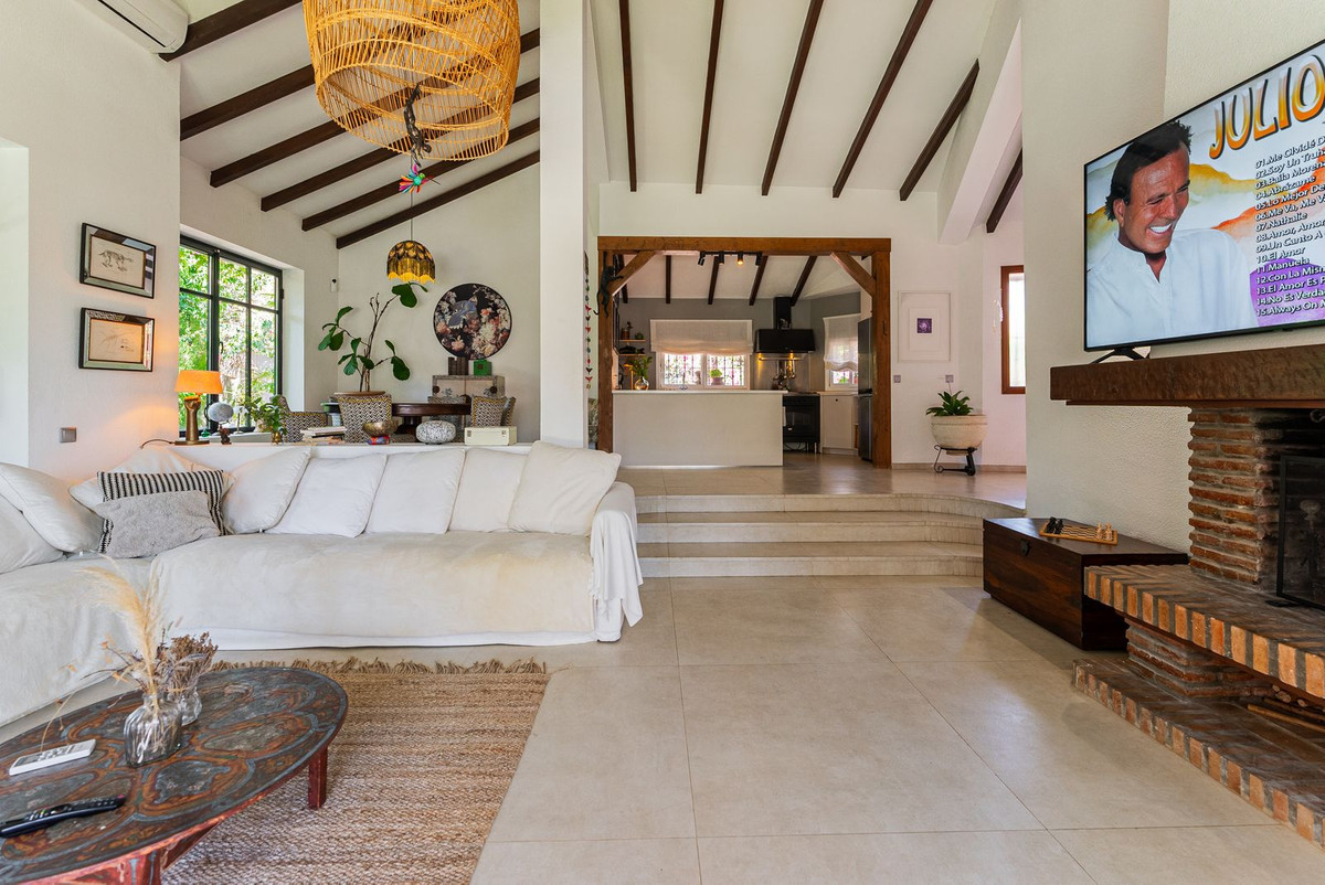 4 Bedroom Villa in Estepona - Photo 6