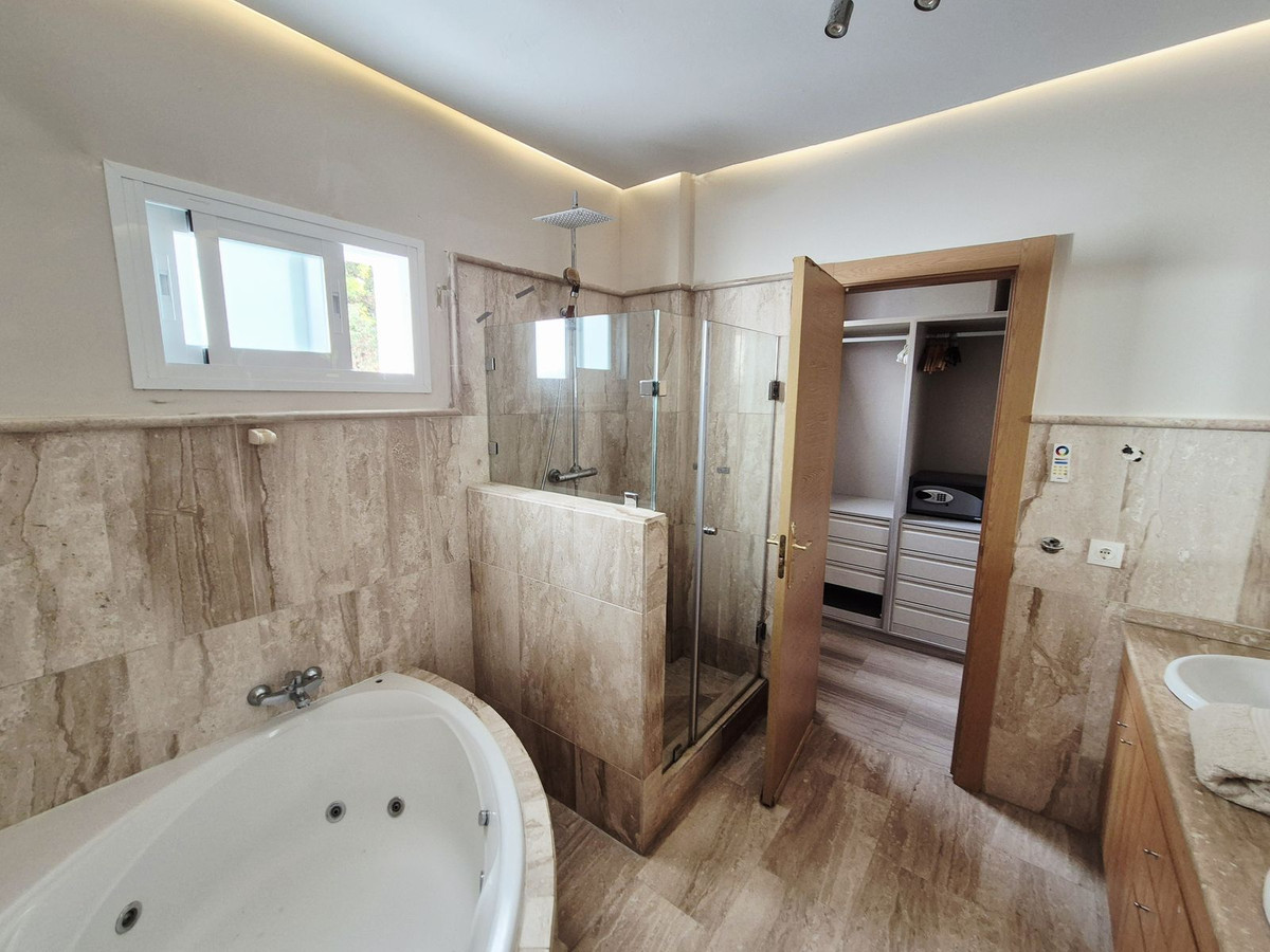 4 Bedroom Villa in San Pedro de Alcántara - Photo 36