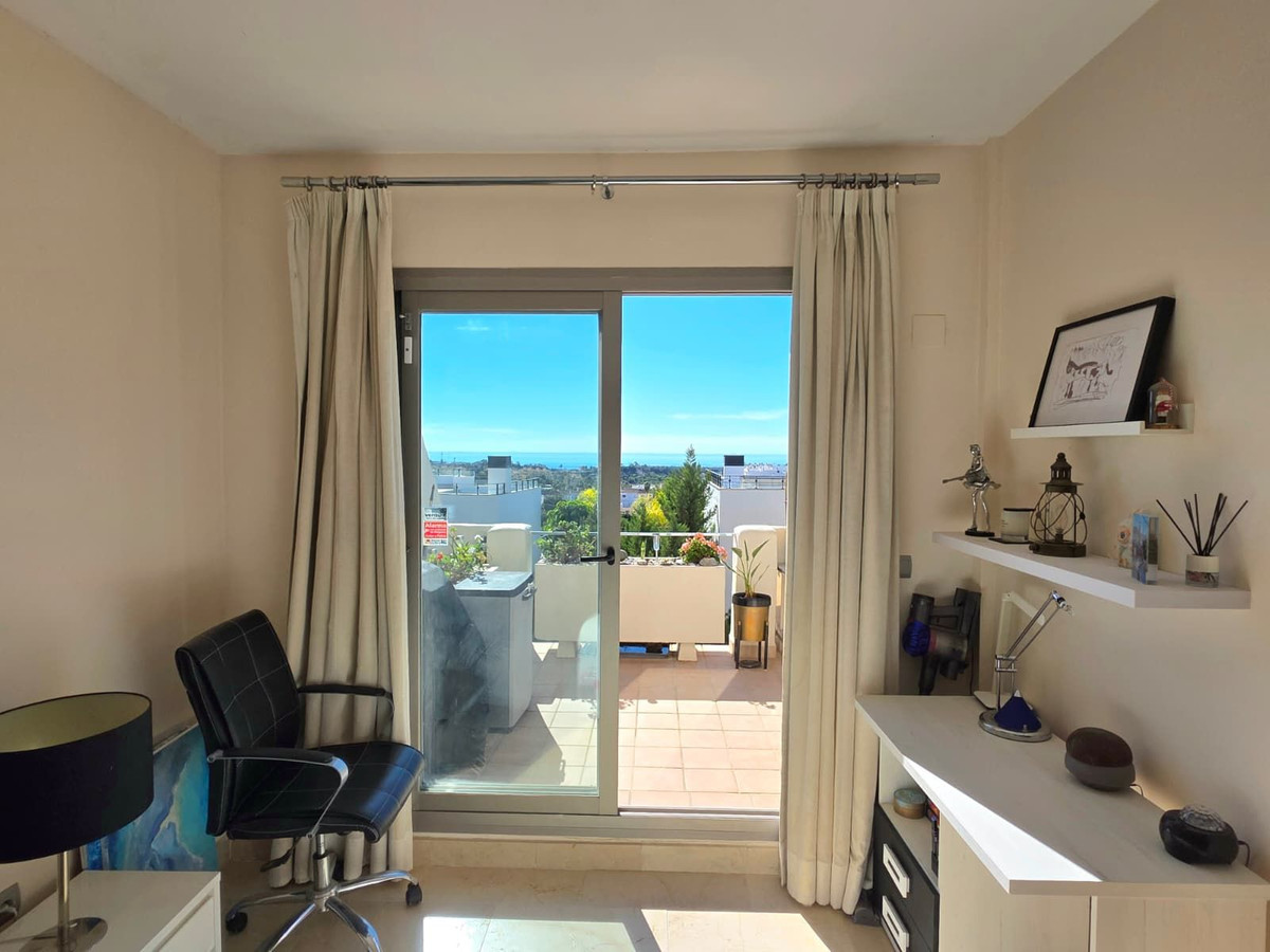 2 Bedroom Apartment in Estepona - Photo 16