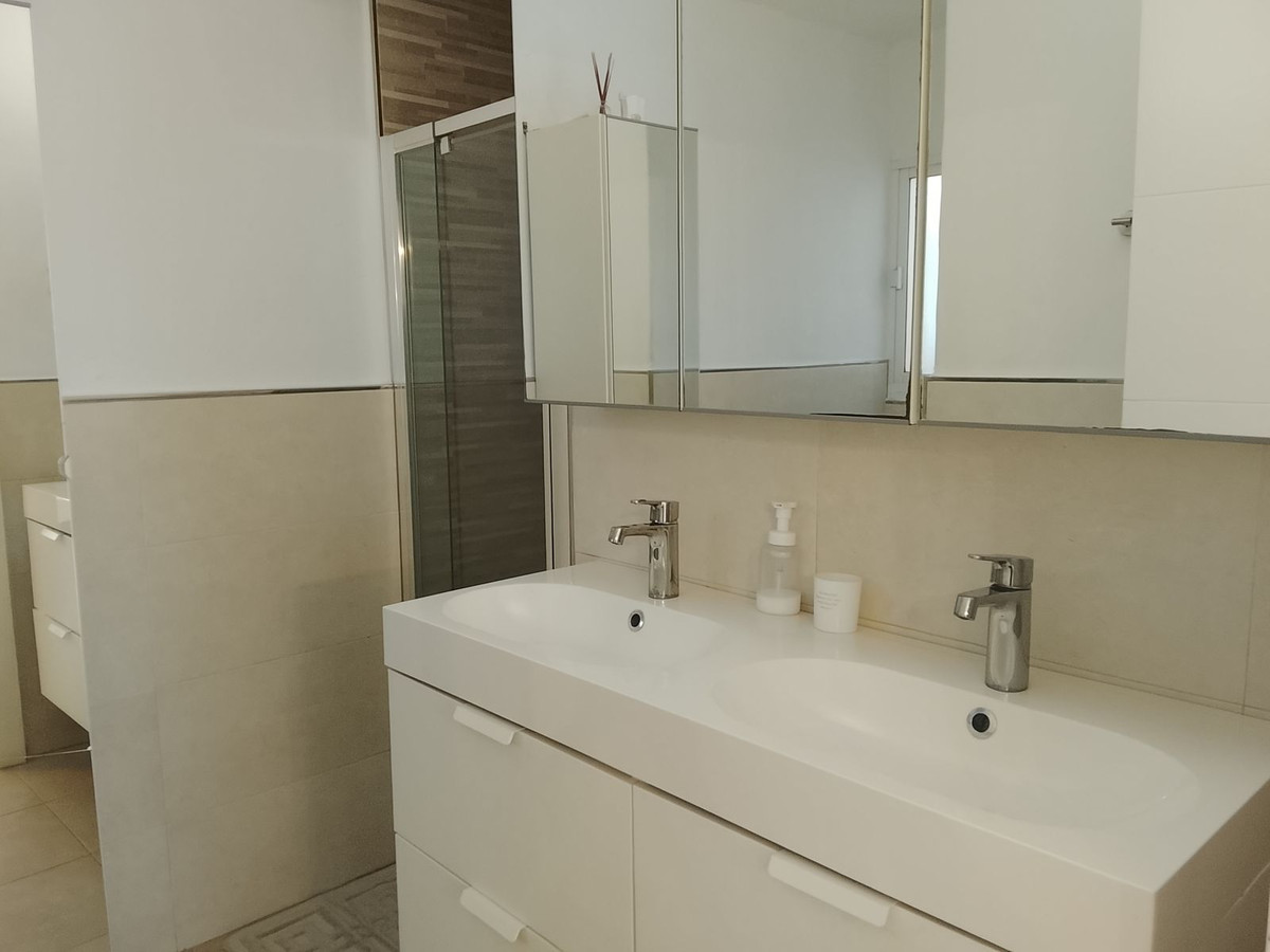 2 Bedroom Apartment in Estepona - Photo 8