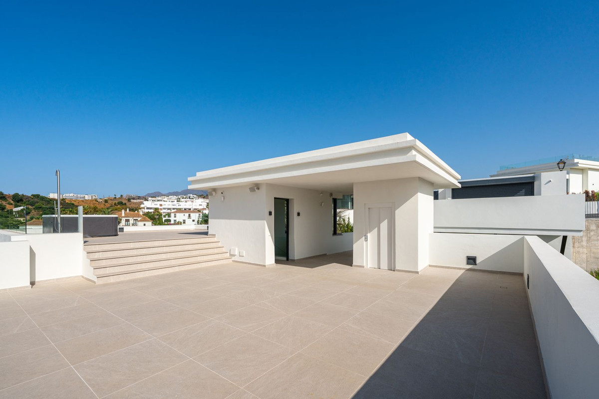 4 Bedroom Villa in Estepona - Photo 33