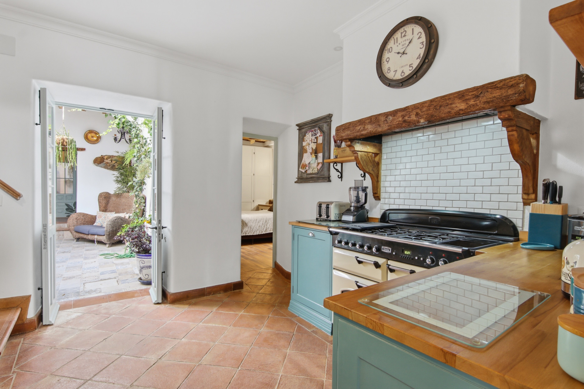 4 Bedroom Townhouse in Estepona - Photo 2