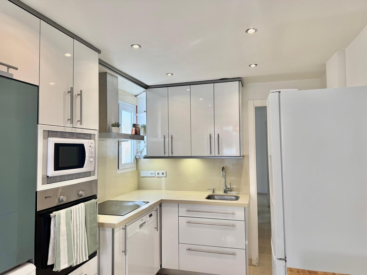 3 Bedroom Apartment in Fuengirola - Photo 9