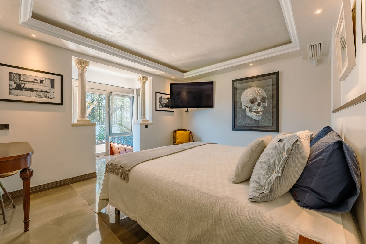 4 Bedroom Villa in San Pedro de Alcántara - Photo 8