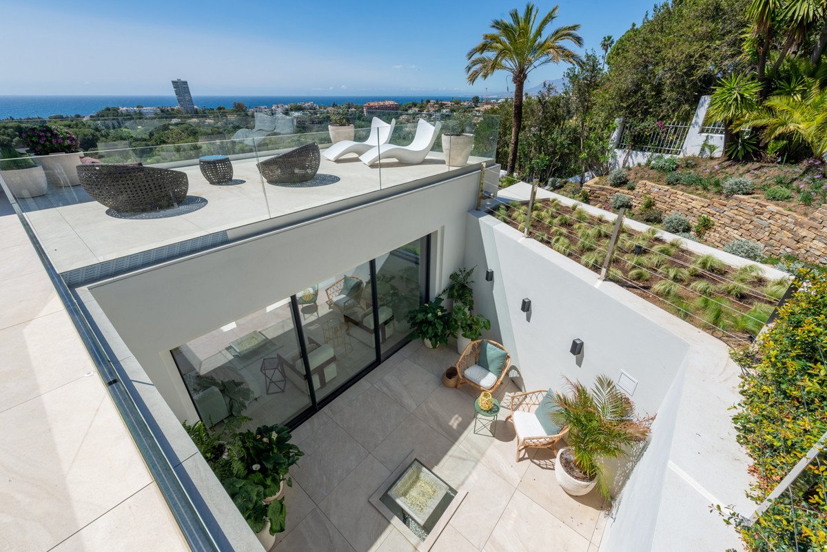 5 Bedroom Villa in Marbella - Photo 2