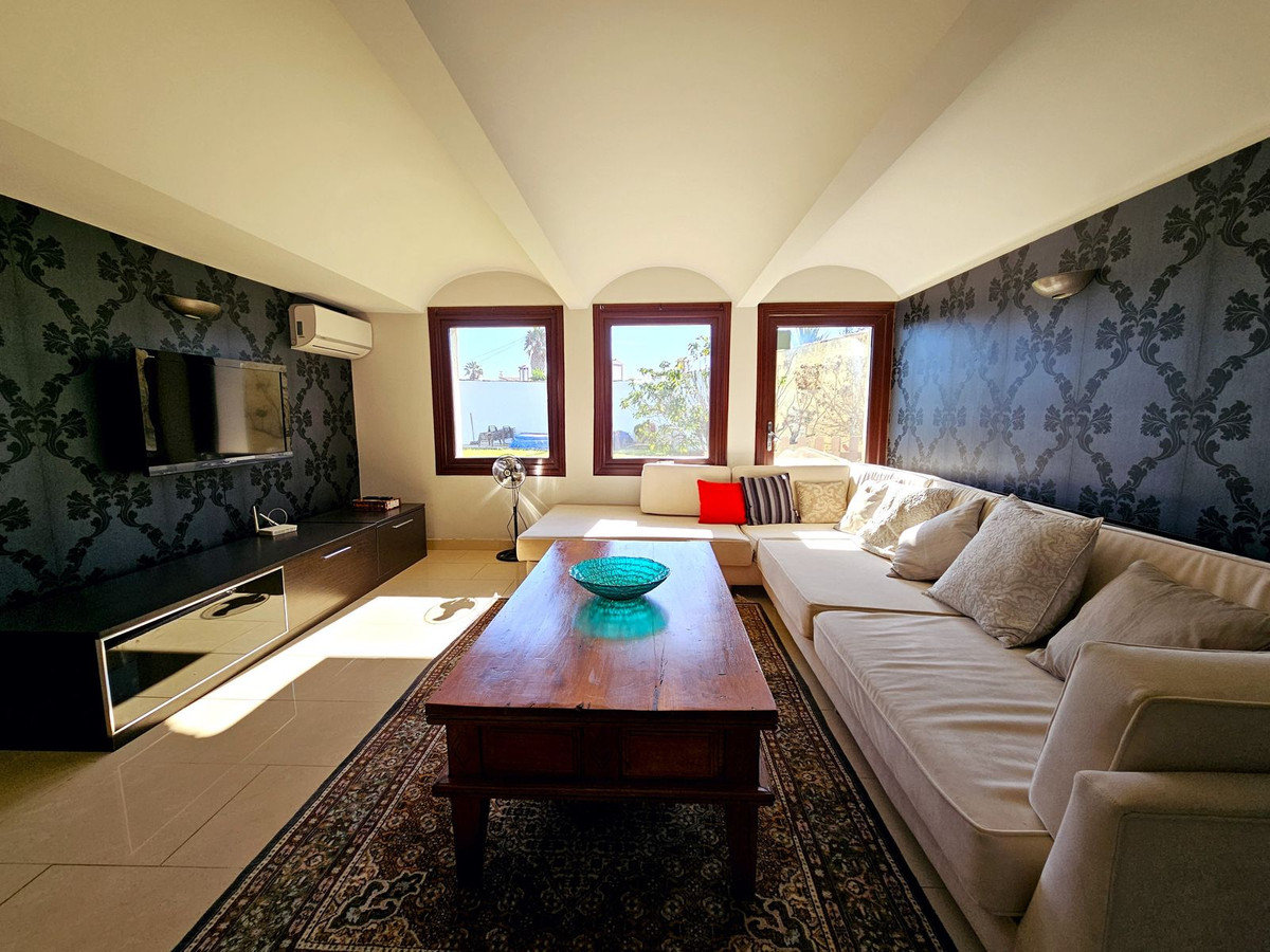 6 Bedroom Villa in Estepona - Photo 8