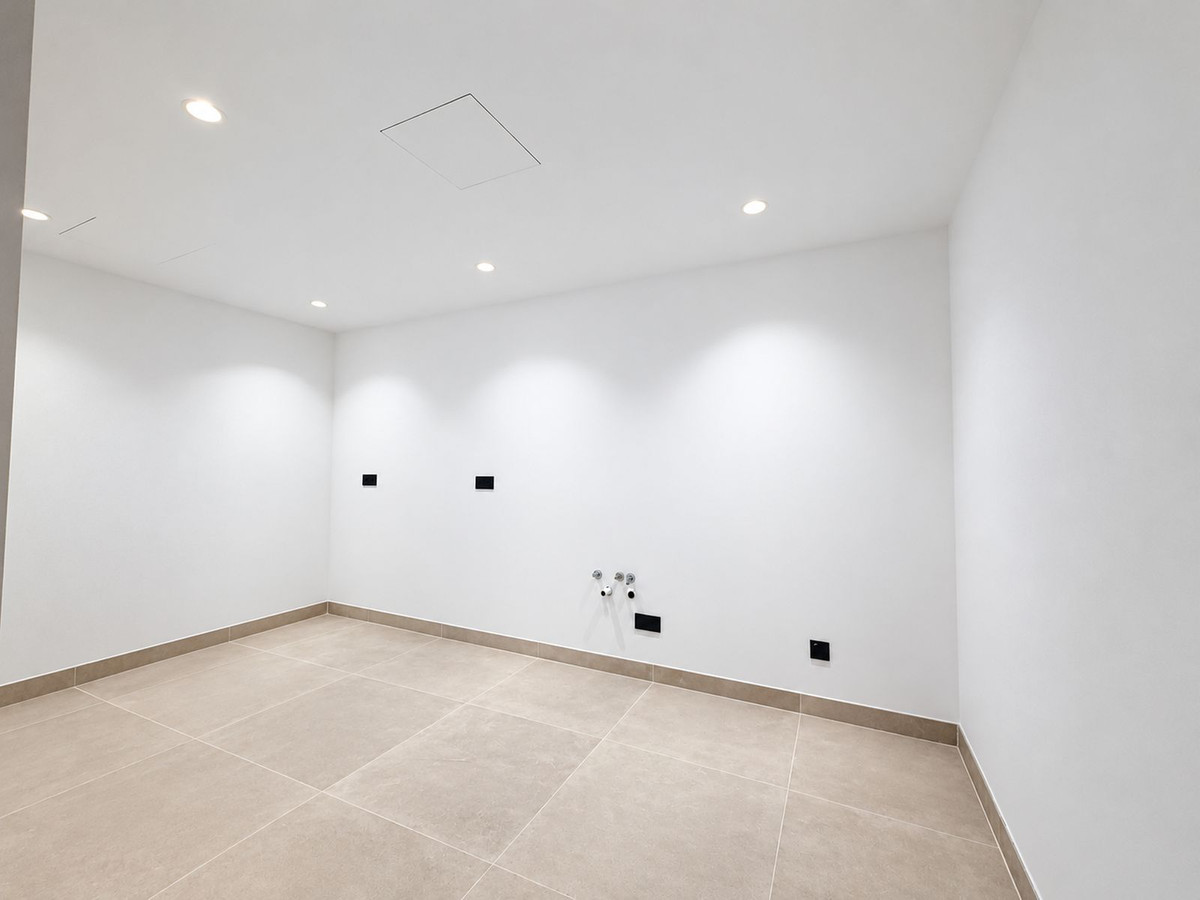 5 Bedroom Villa in Marbella - Photo 32
