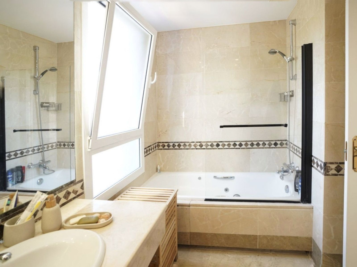 2 Bedroom Townhouse in Marbella - Photo 11