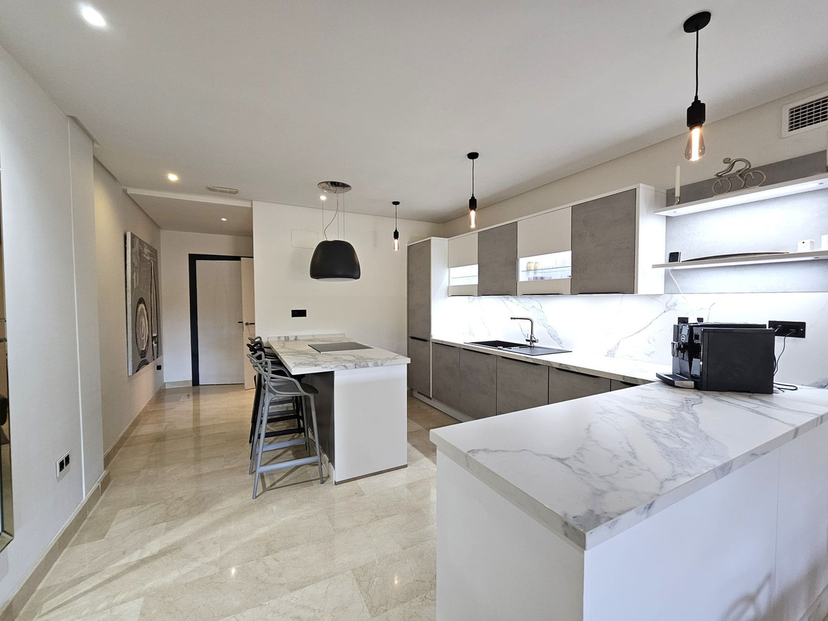 3 Bedroom Apartment in Marbella - Photo 3