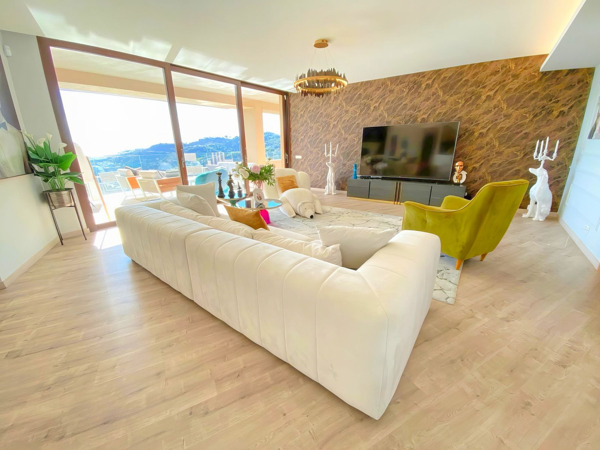 4 Bedroom Apartment in Benahavís - Photo 6