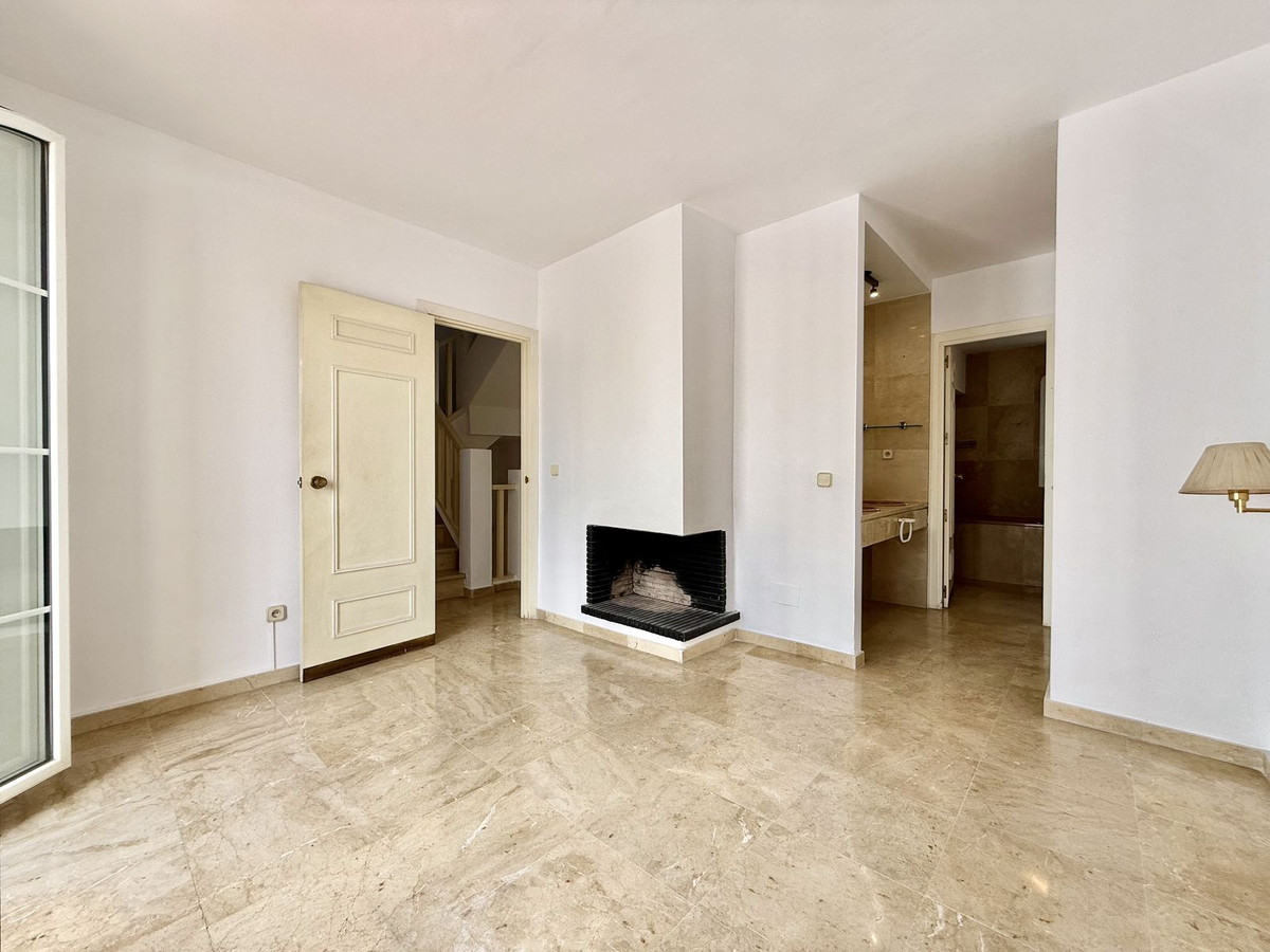3 Bedroom Townhouse in Marbella - Photo 5