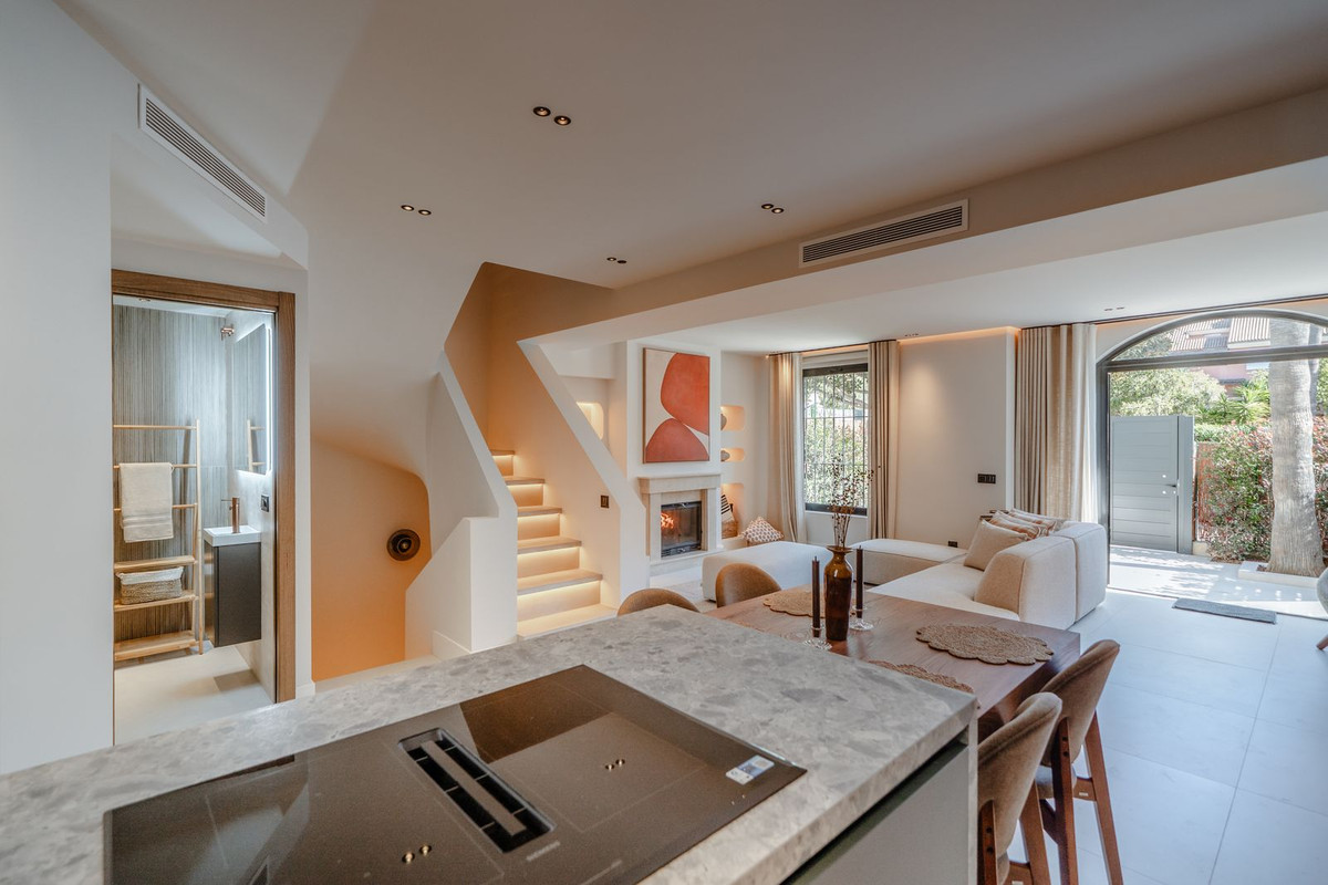 4 Bedroom Townhouse in San Pedro de Alcántara - Photo 11